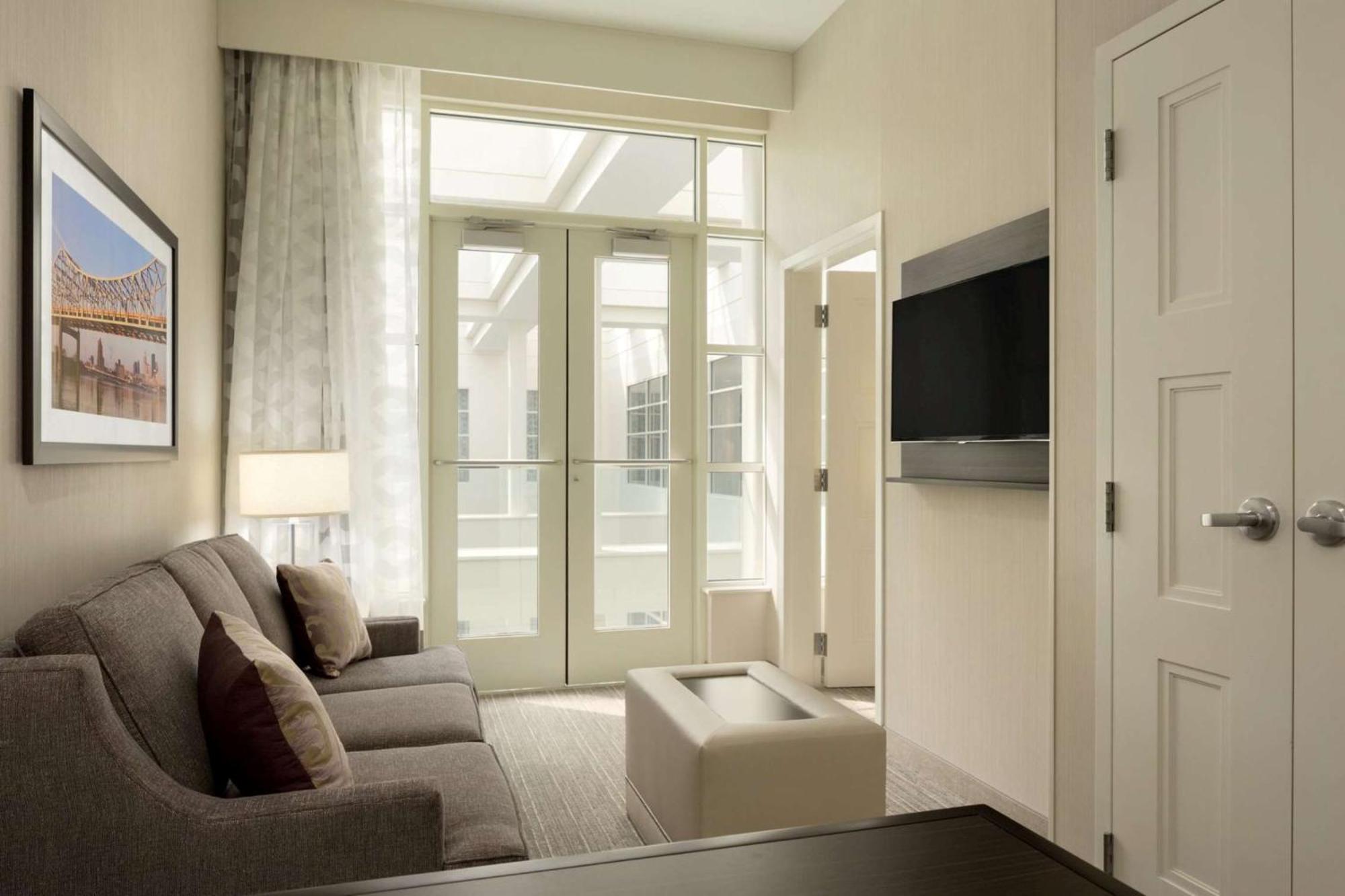 Hotel Embassy Downtown 4*