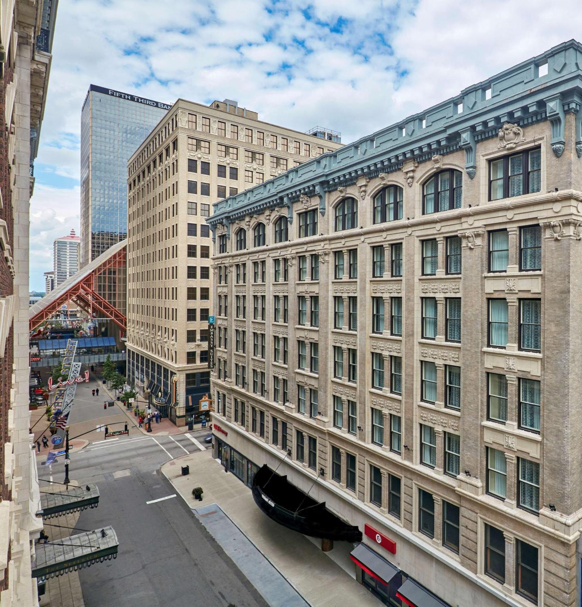 Embassy Downtown 4*